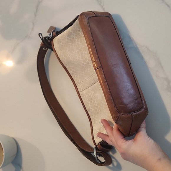 Authentic Coach signature shoulder bag/ crossbody bag - Picture 2 of 10